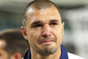 Valeri Bojinov ion lacrime dopo la retrocessione del Lecce in Serie B nella stagione 2011/2012