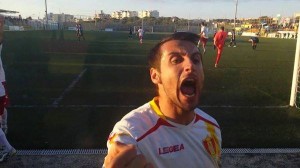 L'urlo di Lorenzo Legari, capitano del Gallo, dopo il gol