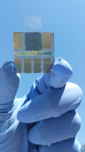 dispositivo fotovoltacromico con layer fotovoltaico basato su perovskiti ad elevata trasparenza, colorato