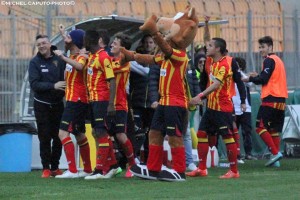 L'esultanza del Lecce nel match col Benevento