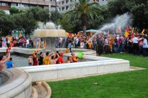 tifosi Lecce nella fontana di Piazza Mazzini